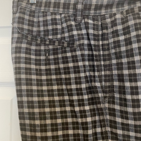 Men’s Tommy Bahama Shorts. Waist size is 34” Multi Colored pattern. - Picture 7 of 9